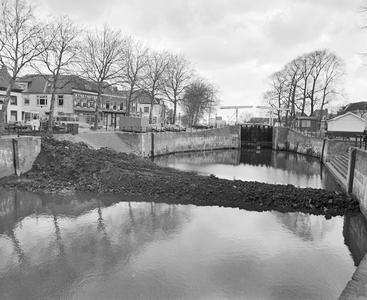 882259 Afbeelding van de werkzaamheden voor de restauratie van de Oude Sluis te Vreeswijk (Nieuwegein).
